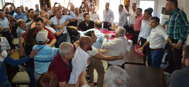 Manisa'da CHP'liler tekme tokat kavga etti