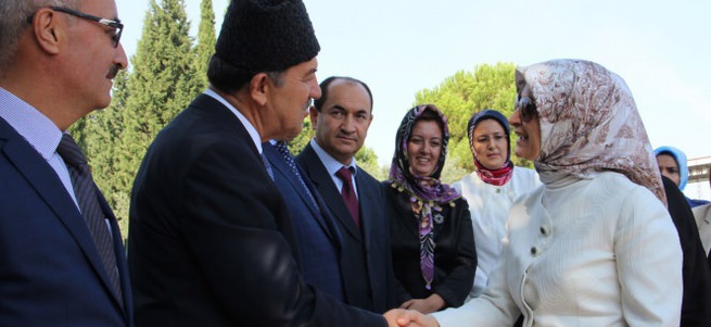 Sare Davutoğlu, maden şehitliğini ziyaret etti