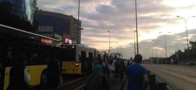 Metrobüs yolu trafiğe kapandı!