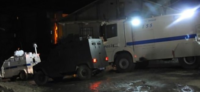 Bomba yüklü araç karakola girmeden imha edildi
