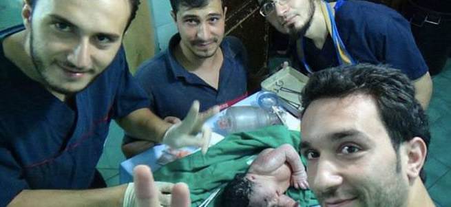 Doktorlar anne karnında ölen bebeği hayata döndürdü