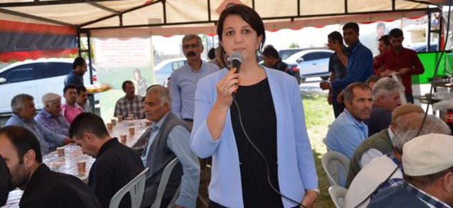 HDP'li Pervin Buldan teröristin taziyesine gitti