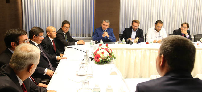 Davutoğlu Batı'nın aksine Esad'la çözüm olmaz dedi