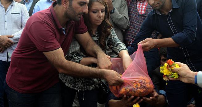 HDP'li vekil teröristin mezarına çiçek koydu