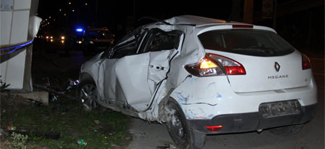 Alkollü sürücü otobüs durağına daldı, 1 ölü 3 yaralı