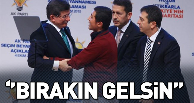 Kürsü'ye çıktı, Başbakan Davutoğlu'na sarıldı