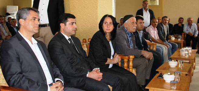 Demirtaş PKK'lıların evine taziye ziyaretine gitti