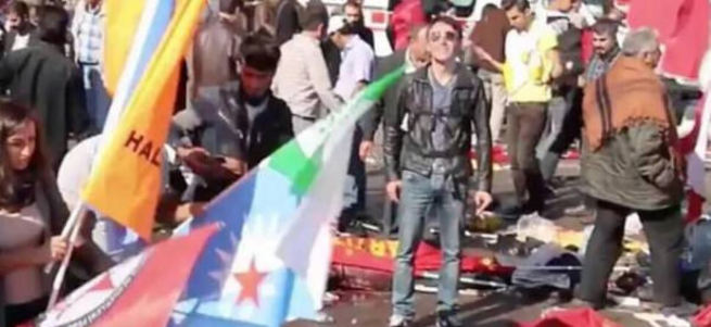 Katliam alanında gülerek poz verdi!