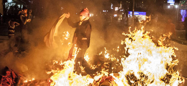 Terör saldırısını protesto edenler ortalığı ateşe verdi