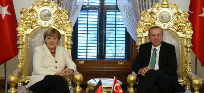 Merkel'in oturduğu ata yadigarı koltuk rahatsız etti