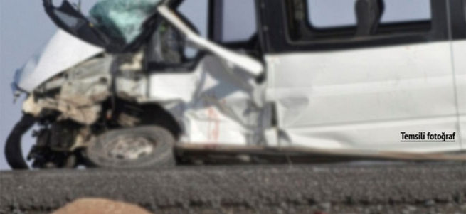 Minibüs ile öğrenci servisi çarpıştı: 30 yaralı