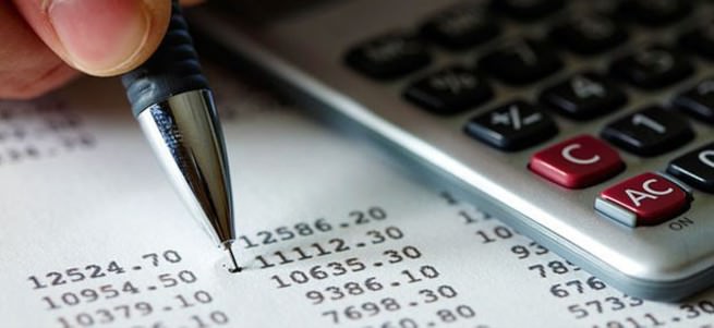 Maaşı kesilince bankada kendini yakmaya çalıştı