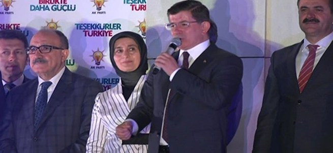 Başbakan Ahmet Davutoğlu'nun balkona çıkması bekleniyor!