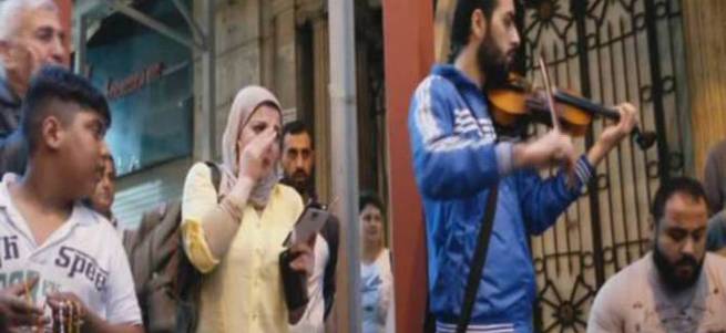 Arapça ezgiler Suriyeli kadını gözyaşlarına boğdu