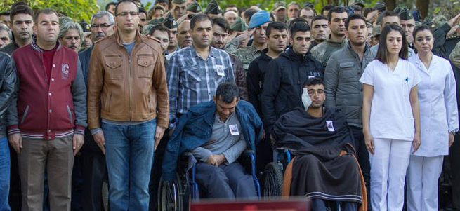 Şehidin cenazesine yaralı arkadaşları da katıldı