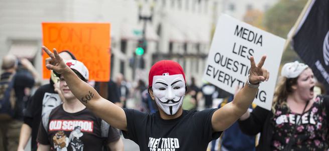 ABD'de ve İngiltere'de maskeli 'kapitalizm' protestosu