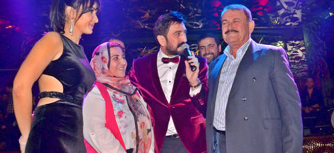 Doğum gününü sahnede ailesiyle birlikte kutladı