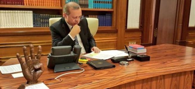 Cumhurbaşkanı Erdoğan'ın masasında dikkat çeken ayrıntı