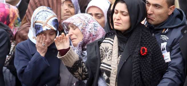 Sare Davutoğlu şehidin cenazesinde gözyaşlarını tutamadı!