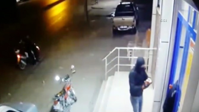 PKK'lılar marketi böyle ateşe verdi!