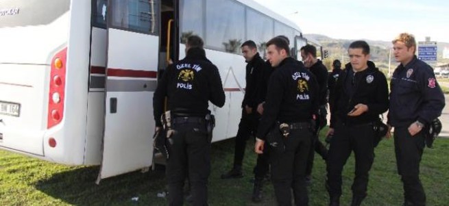 Gelin arabası polis otobüsüyle çarpıştı: 3 yaralı