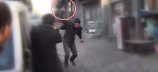 Polis: Üzerime silah fırlattı, dikkatim dağıldı