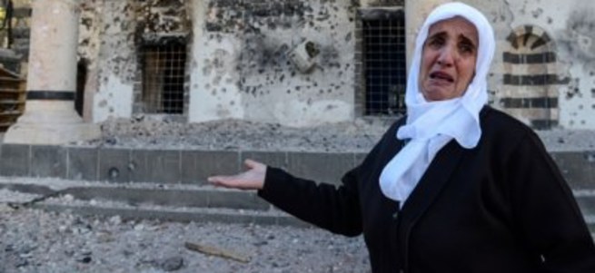 Diyarbakır'da yanan camiyi gören kadının isyanı
