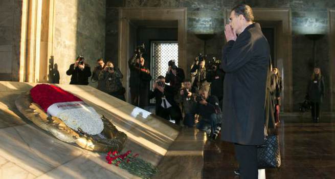 Aziz Sancar Anıtkabir'de dua etti, hakaret yedi!
