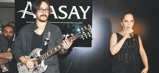 2 milyon dolarlık gitarla eşsiz performans