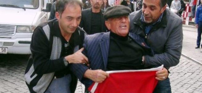 Mersin'de HDP'lilere Türk bayraklı tepki