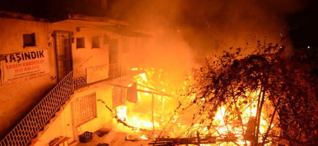 250 dükkanda yangın