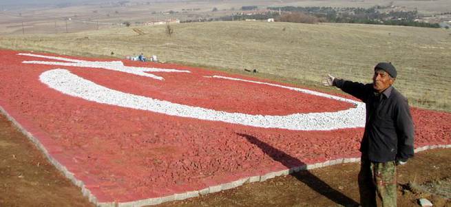 Şehitler için çakıl taşlarından dev Türk bayrağı yaptı