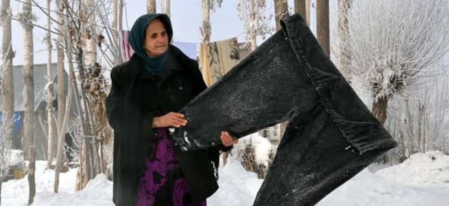Doğu'da soğuk hava çamaşırları dondurdu