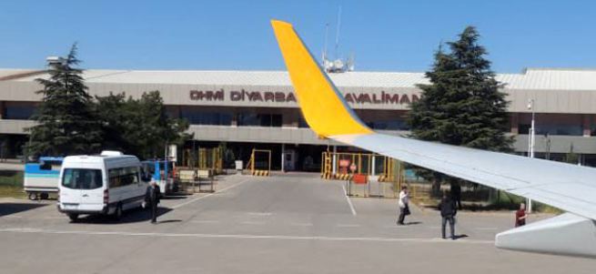 PKK'lı teröristlerden yolcu uçağına taciz ateşi