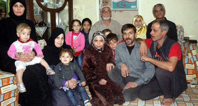 Emekli maaşıyla 8 kişilik Suriyeli aileye bakıyor