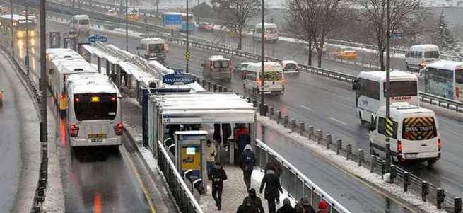 Metrobüs kaza yaptı