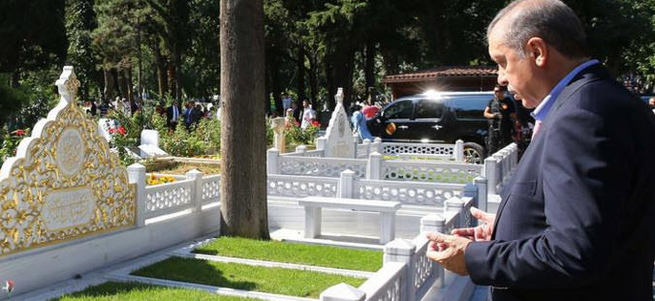 Erdoğan anne ve babasının kabrini ziyaret etti