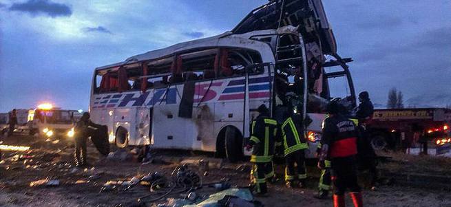 Konya'da yolcu otobüsü devrildi: 5 ölü, 25 yaralı