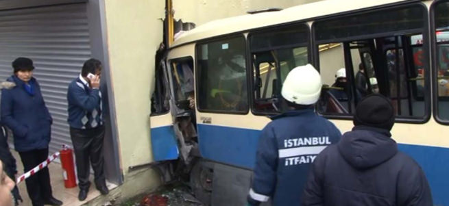 Sarıyer'de yolcu minibüsü duvara çarptı: 1 ölü, çok sayıda yaralı var