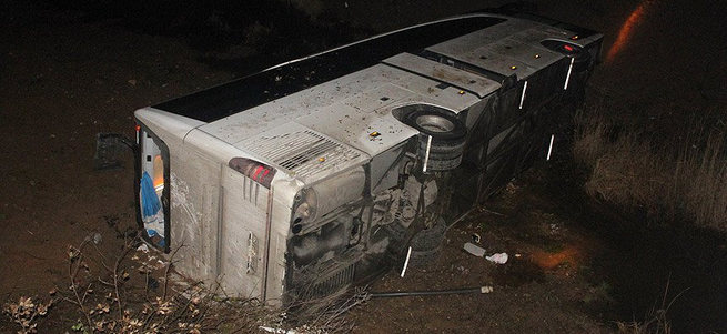 Çanakkale'de otobüs ile otomobil çarpıştı: 4 ölü 30 yaralı