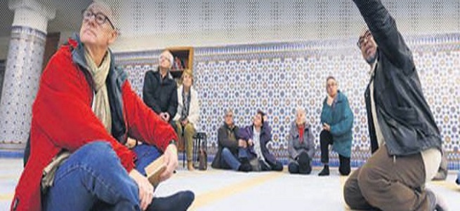 Fransa'da camiler kapılarını halka açtı
