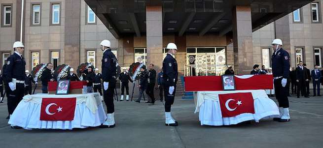 Minik İrem küçük tabutta, şehit polis babasıyla uğurlandı
