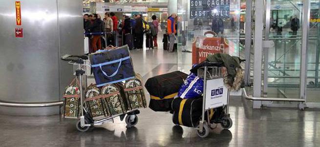Horozlarını götüremeyen yolcu havalimanında mahsur kaldı