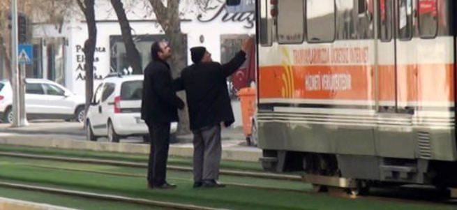 Vatmana sinirlenince tramvayın önünde durdu