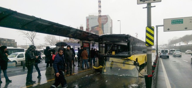 Merter'de metrobüs kazası