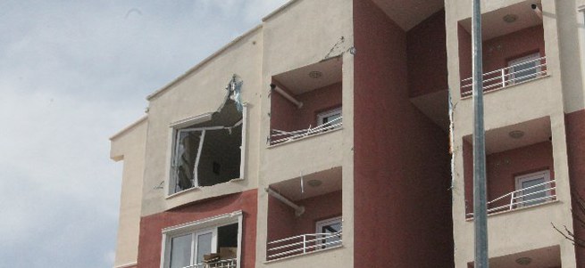 Niğde’de uçan çatı eve girdi