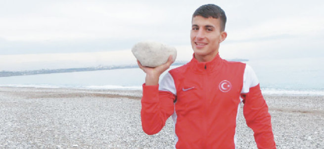 Polise taş atan çocuğun hayatı değişti!