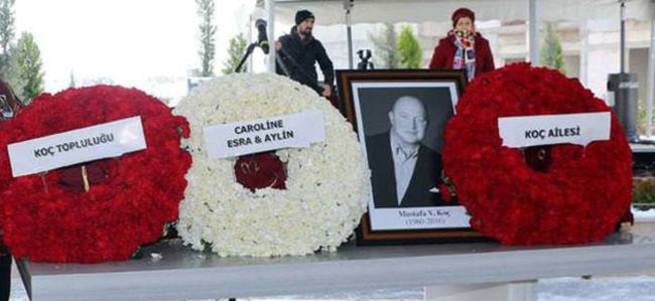 Mustafa Koç'un tabutuna üç çiçek