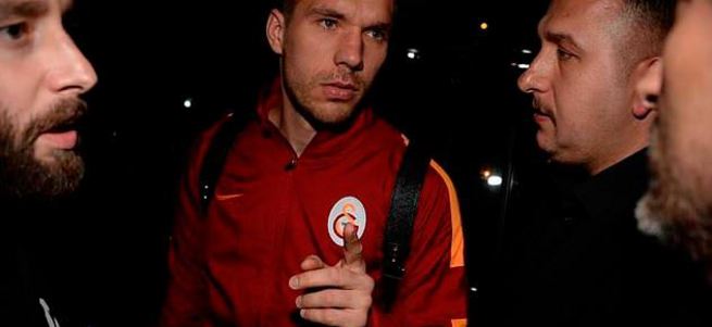 Podolski yan yan kaçıyor