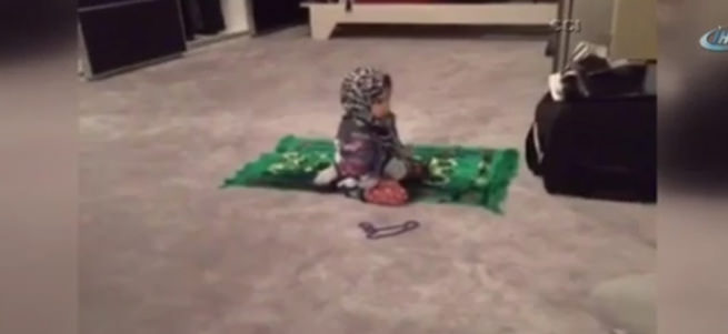 Demet Akalın'ın 2 yaşındaki kızı namaz kıldı, Sol rahatsız oldu!